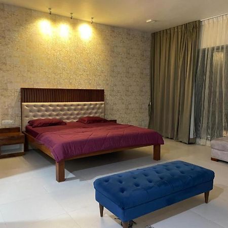 Royal Nest Premium Hotell Pune Exteriör bild